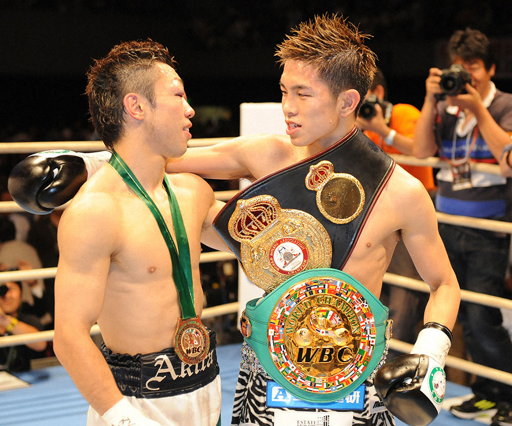 2012年6月20日、WBC・WBA世界ミニマム級王座統一戦の試合後、健闘を称えあうWBA王者・八重樫東（左）とWBC王者・井岡一翔