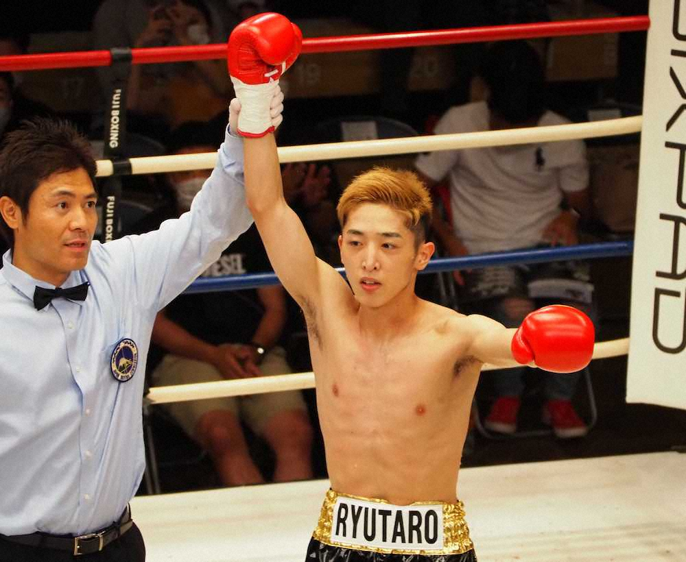 プロデビュー戦を2回TKO勝利で飾った大橋ジム期待のルーキー中垣龍汰朗（右）