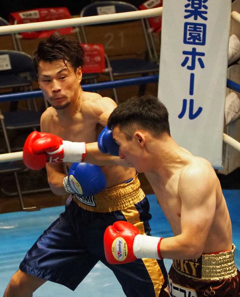 リッキー長谷川（右）と激しく打ち合う吉田諒。3回TKO勝ちで準決勝進出