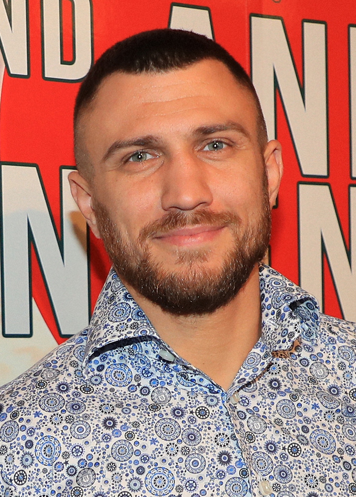 【画像・写真】ロマチェンコ“社会的距離”無視！マスクなしで「フェースオフ」　世界ライト級3団体王座統一戦