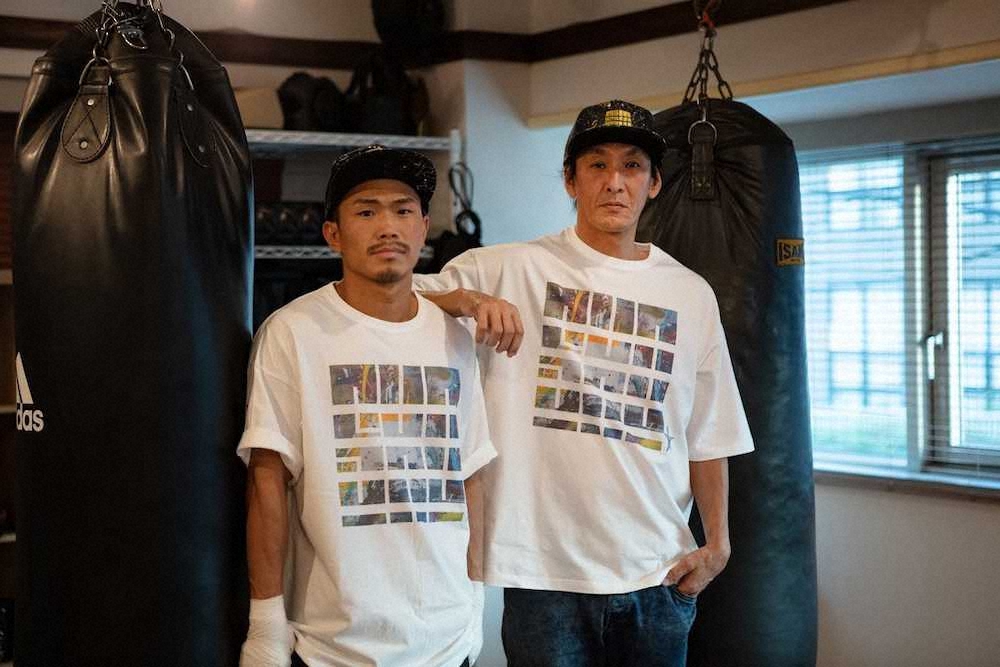 マルチアーティストの丸橋聡氏（右）とコラボしたTシャツとキャップを発売する木村翔（提供写真）