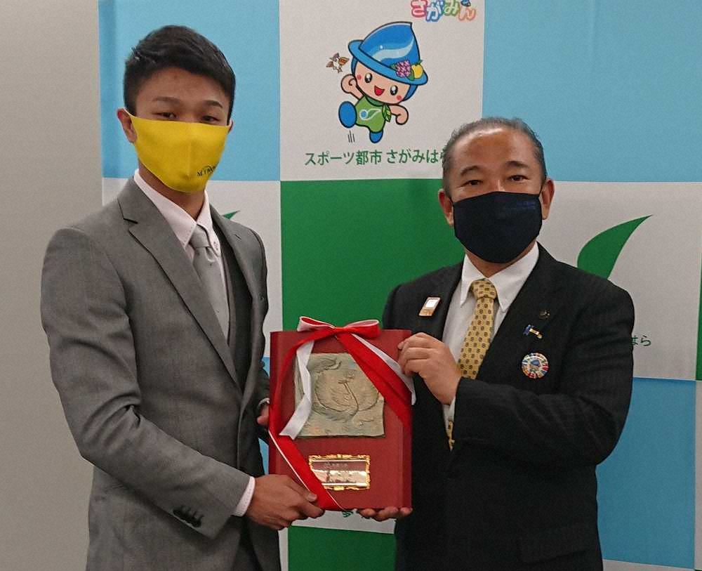 相模原市の本村市長（右）から「称讃の楯」を贈られたWBO世界フライ級王者・中谷潤人