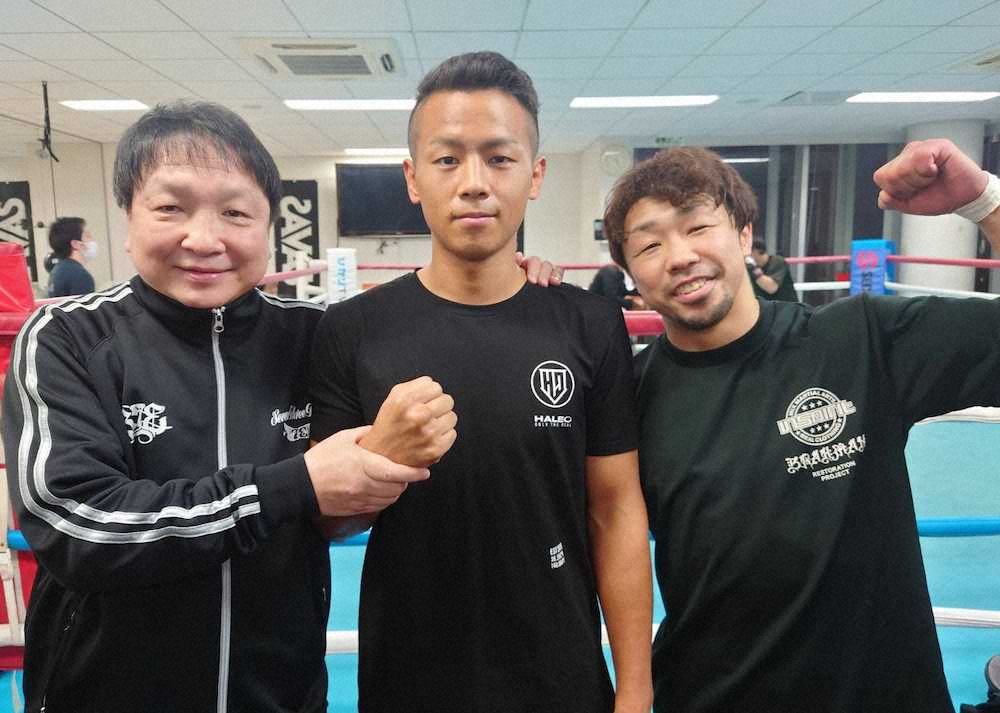 ボクシング転向を発表した武居由樹（中央）。左は大橋秀行会長、右は専属トレーナーとなる八重樫東氏