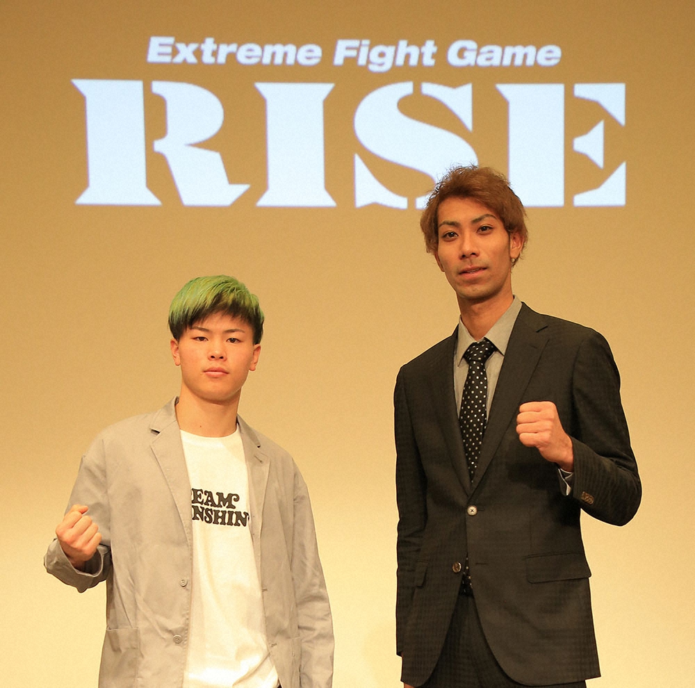 「2月28日RISEビッグマッチ」発表会見でファイティングポーズをする那須川天心（左）と相内誠（撮影・山内愛子）