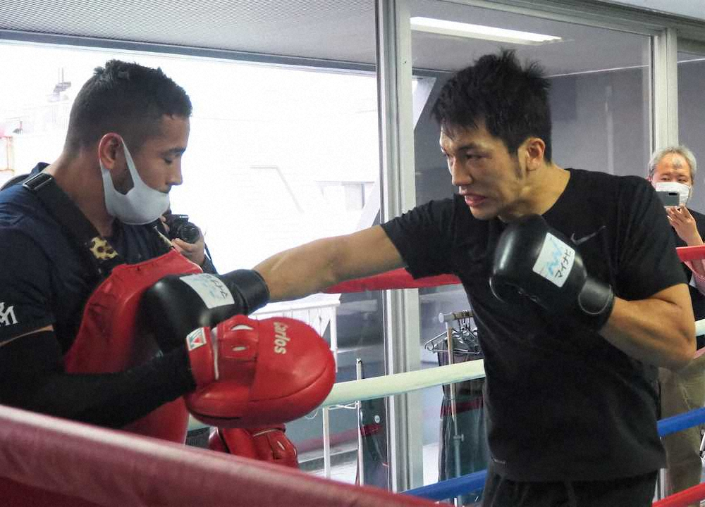 カルロス・トレーナー（左）を相手にミット打ちを行う村田諒太