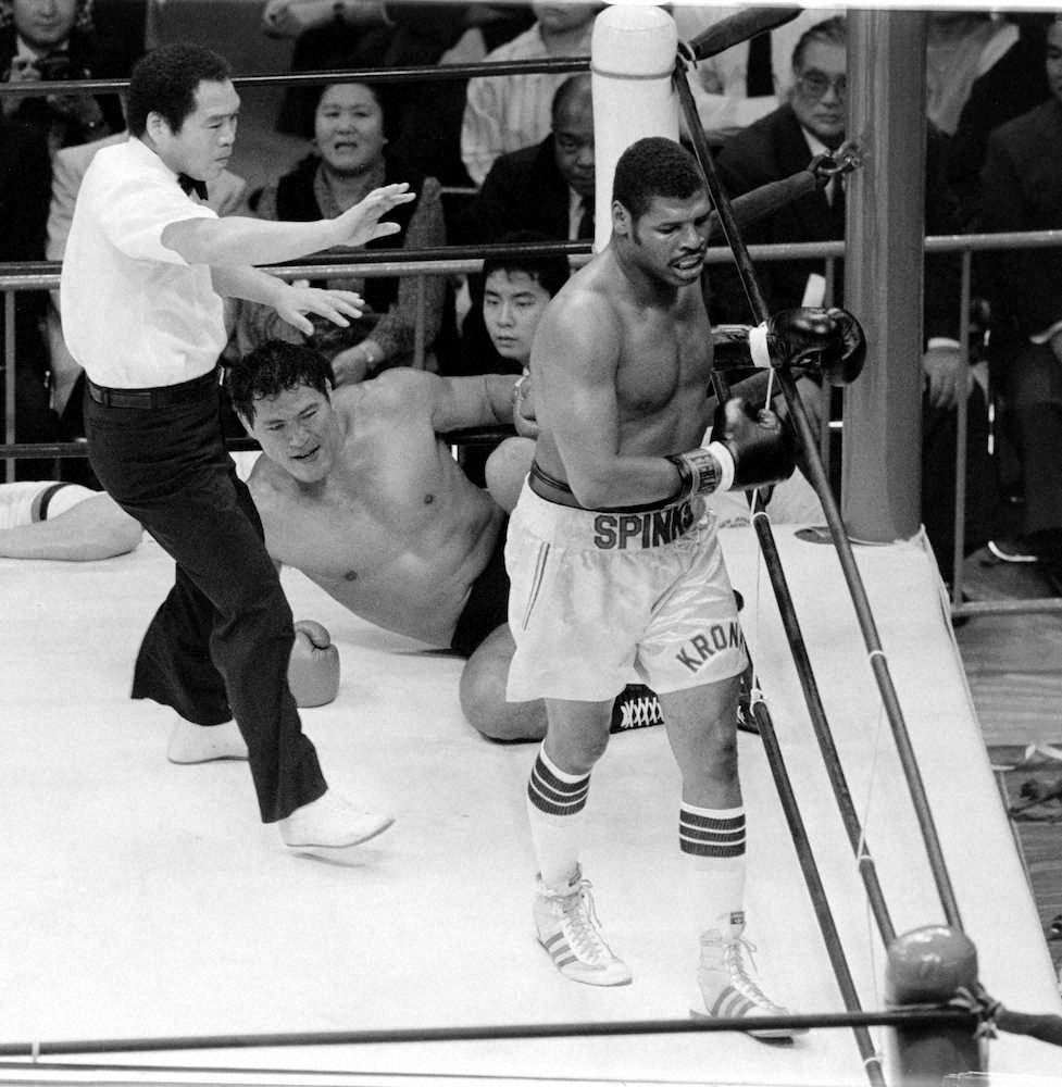 1986年10月、両国国技館で行われた異種格闘技戦でアントニオ猪木（中央）と対戦するレオン・スピンクス氏