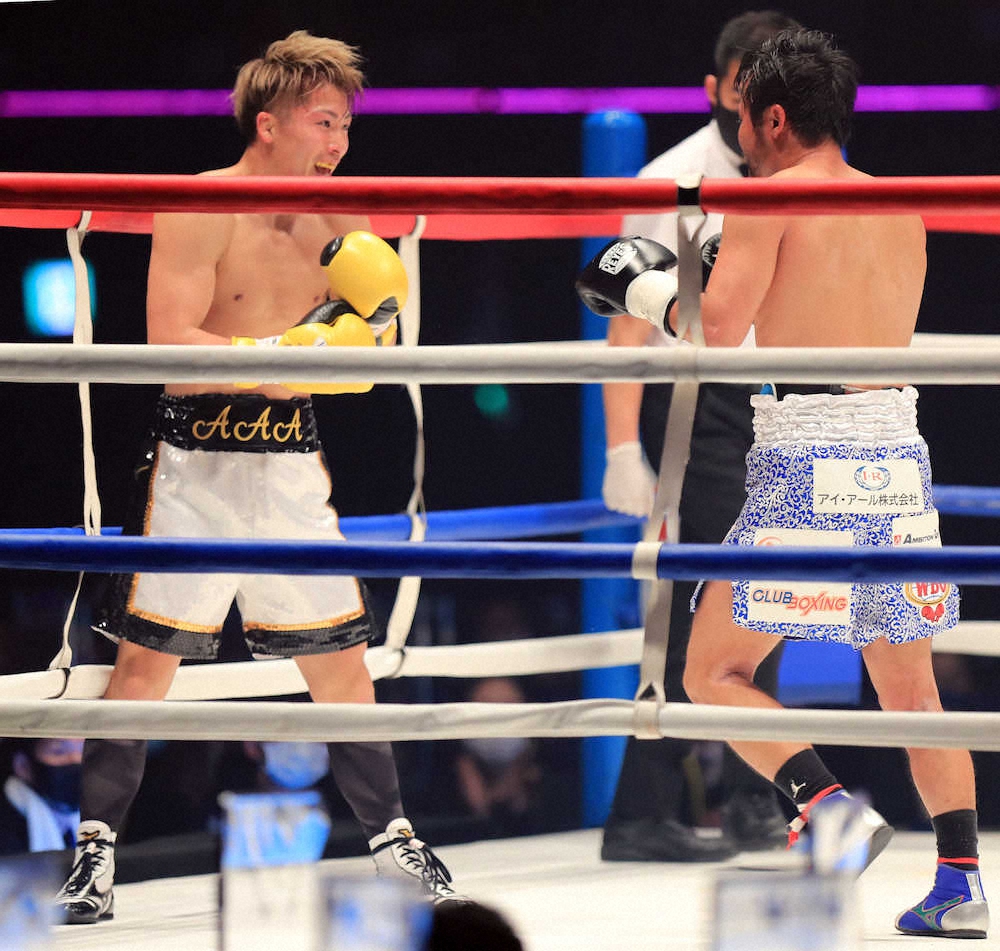 11日に行われたチャリティーボクシングイベント「LEGEND」で、エキシビションマッチを行う井上尚弥（左）と比嘉大吾