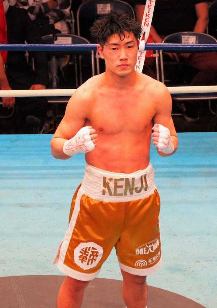 ＜フェザー級6回戦＞プロデビュー戦を6回TKO勝利で飾った藤田健児