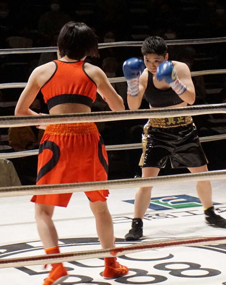 山田夏冴（左）を判定で下し、デビュー2連勝とした山中菫