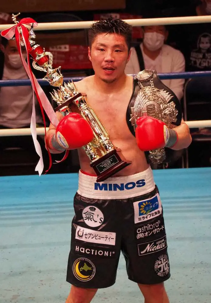 日本スーパーウエルター級タイトルマッチで中島を判定で下し、3度目の防衛に成功した王者・松永　