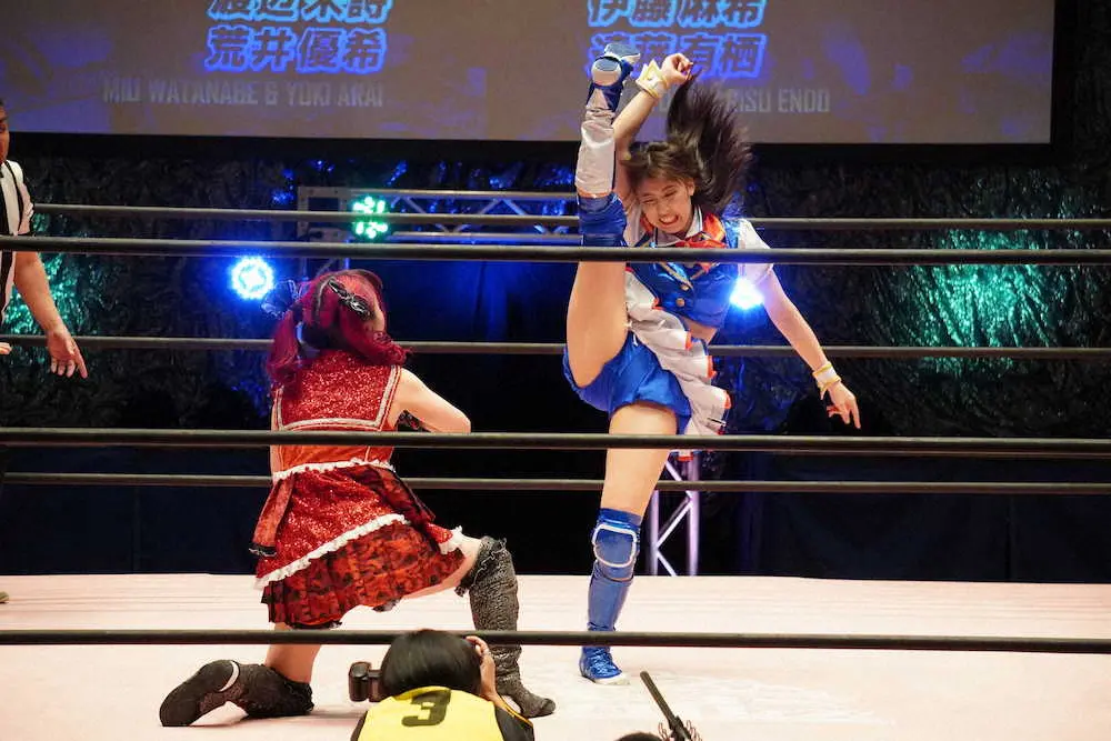 【画像・写真】プロレスデビュー戦でかかと落としを相手の脳天にさく裂させるSKE48荒井優希（撮影・安田　健二）　　　　　　　　　　　　　　　　　　　　　　　　　　　　　　　