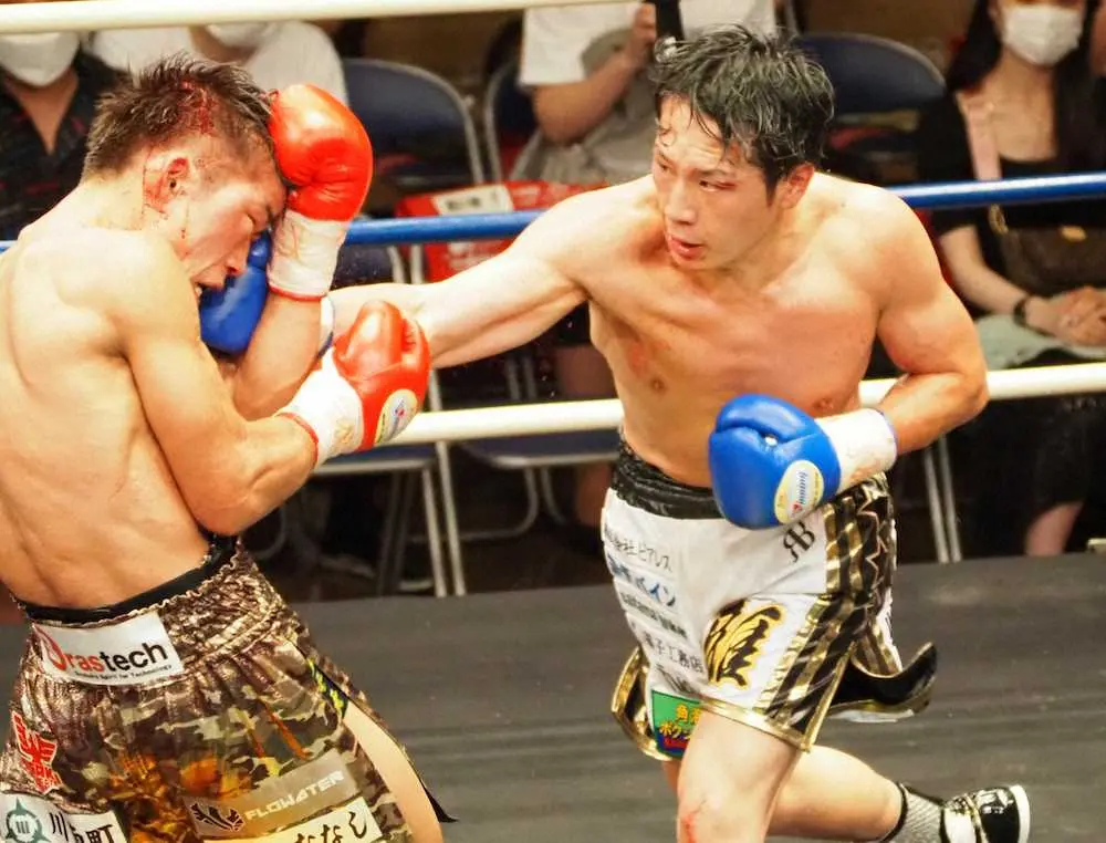 ＜日本スーパーライト級タイトルマッチ＞永田大士（左）を攻める鈴木雅弘。10回TKO勝ちで王座を獲得した