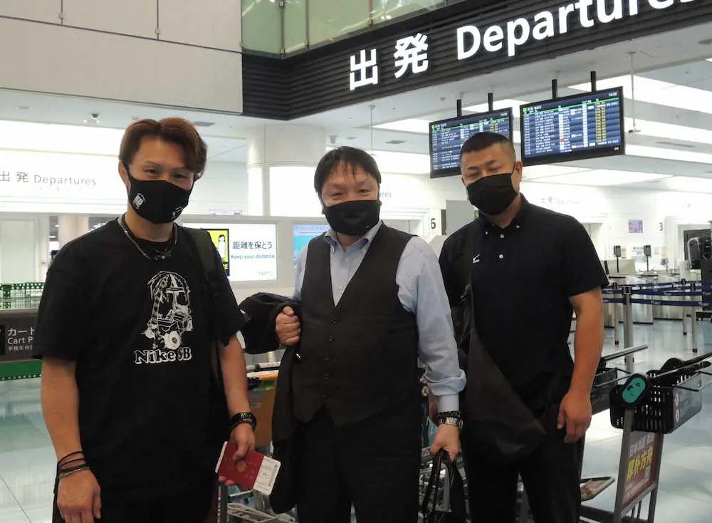 羽田空港を出発する（左から）松本トレーナー、大橋会長、佐久間トレーナー