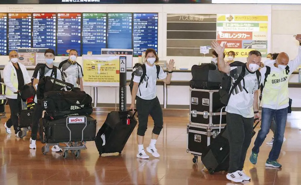 【画像・写真】東京五輪に向けた事前合宿のため、羽田空港に到着したドイツのボクシング選手団＝1日午後