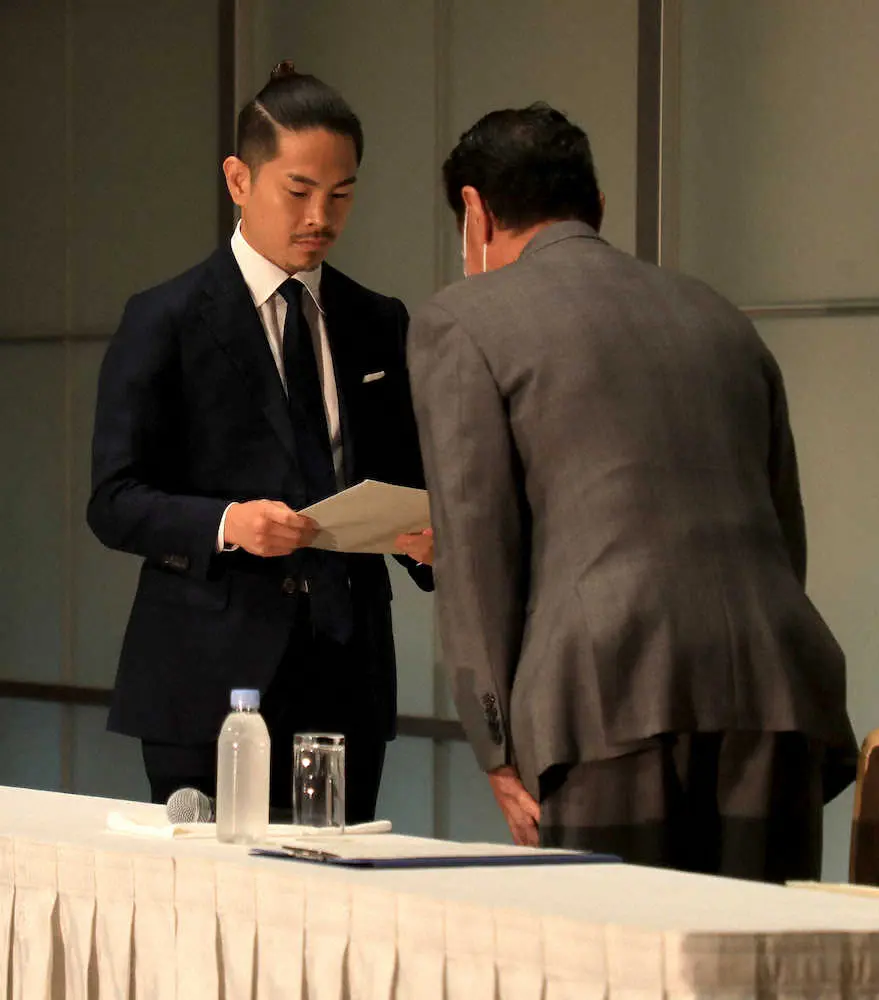 謝罪文を井岡（左）に手渡し頭を下げるJBC・永田理事長