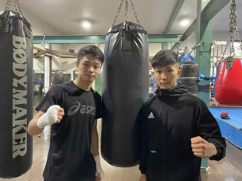 WBO世界フライ級王者・中谷潤人（左）と熱海市出身の斎藤哲平（M.Tジム提供）