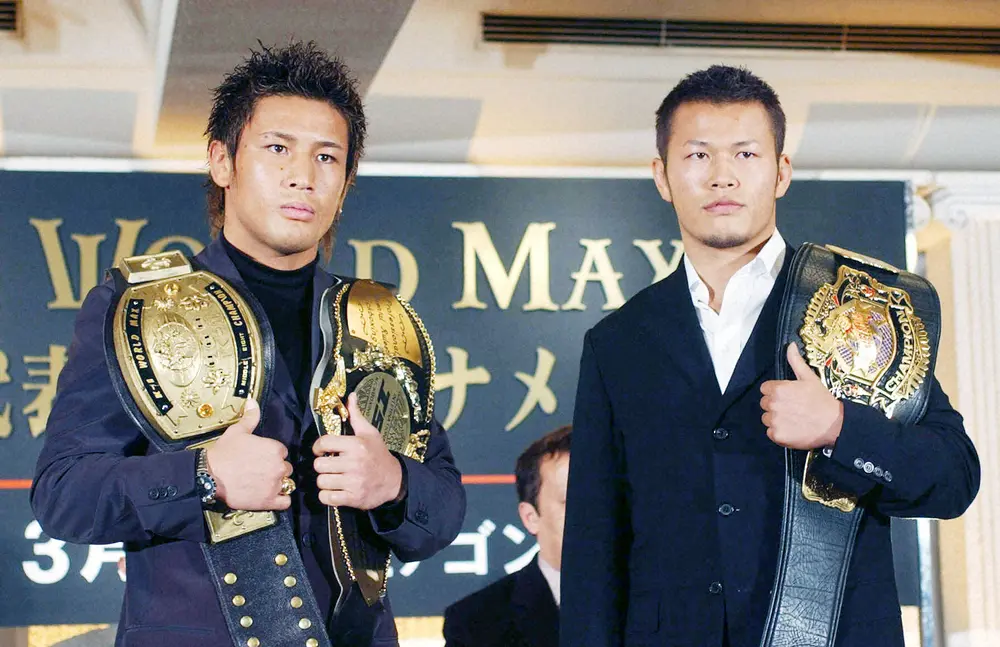 03年のK-1　WORLD　MAX日本代表決定トーナメントの1回戦で対戦した魔裟斗（左）と須藤元気議員（右）