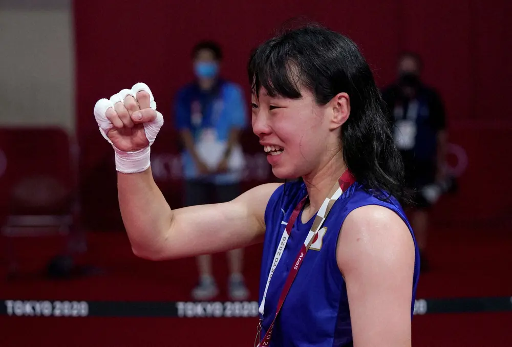 日本女子ボクシング史上初のメダル獲得を決めた入江聖奈。笑顔でガッツポーズ（ロイター）