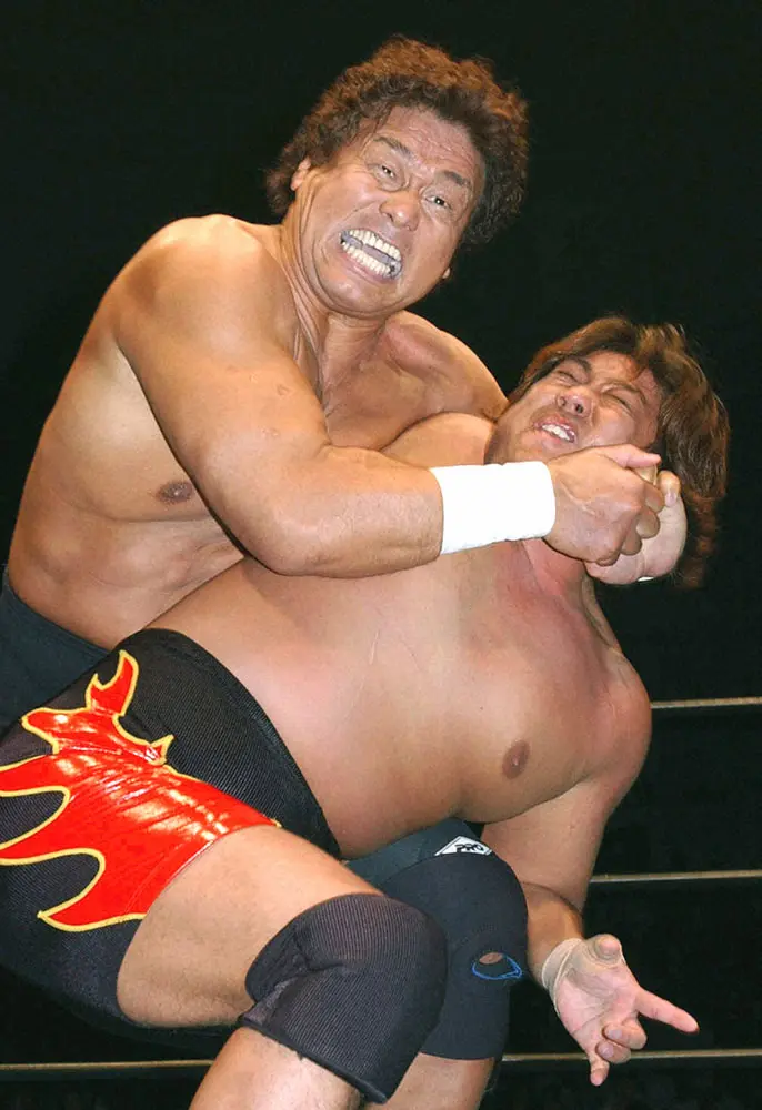 2003年、全日本プロレス名古屋大会で、天龍源一郎（上）にコブラツイストをかけられる保坂秀樹さん