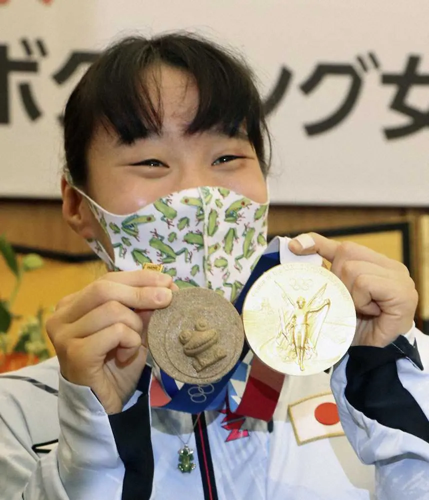 鳥取県から贈呈された砂のメダルと金メダルを手にする東京五輪ボクシング女子フェザー級で金メダルを獲得した入江聖奈選手