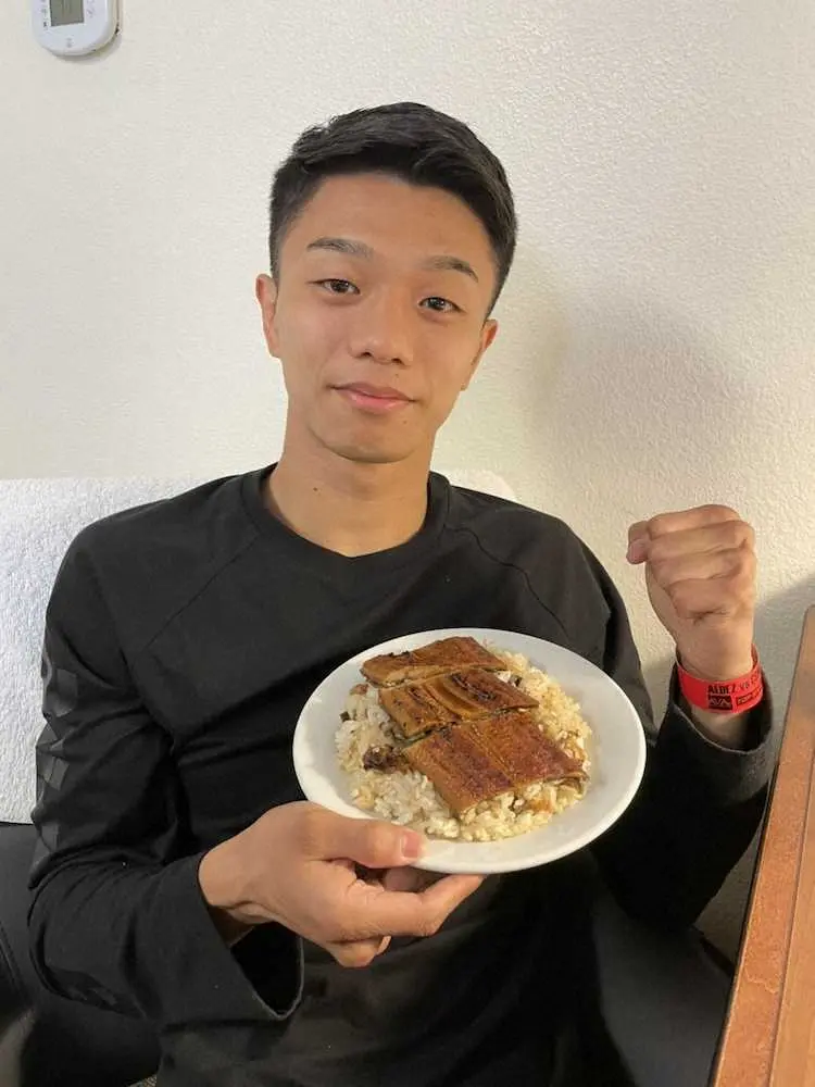 【画像・写真】中谷潤人　初防衛へ“ウナギ・パワー”　決戦地・米国に家族が持参「栄養補給もバッチリ」