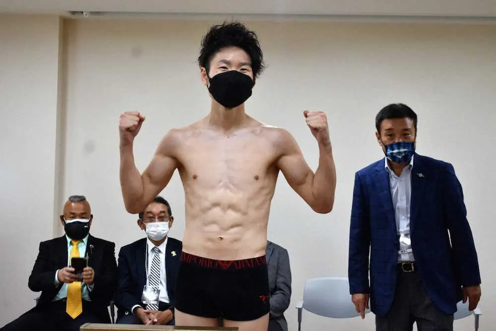 【画像・写真】拳四朗、V9戦に自信「何もせずに圧勝する」　挑戦者・矢吹とともに前日計量一発クリア！