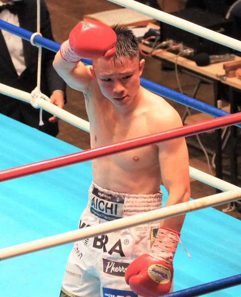 ＜日本ミニマム級挑戦者決定戦＞4回TKO勝ちし、歓声に応える石沢開
