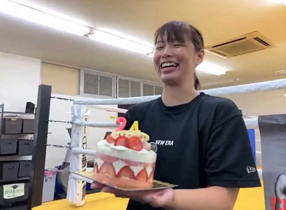 RIZIN.31に向けてオンラインで公開練習を行った浅倉カンナ。この日は24歳の誕生日でケーキを贈られ笑顔