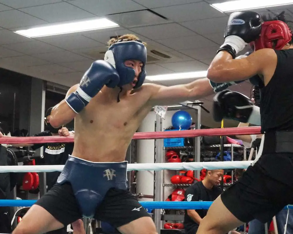 松本圭佑 右 を相手にスパーリングを行う井上尚弥 スポニチ Sponichi Annex 格闘技