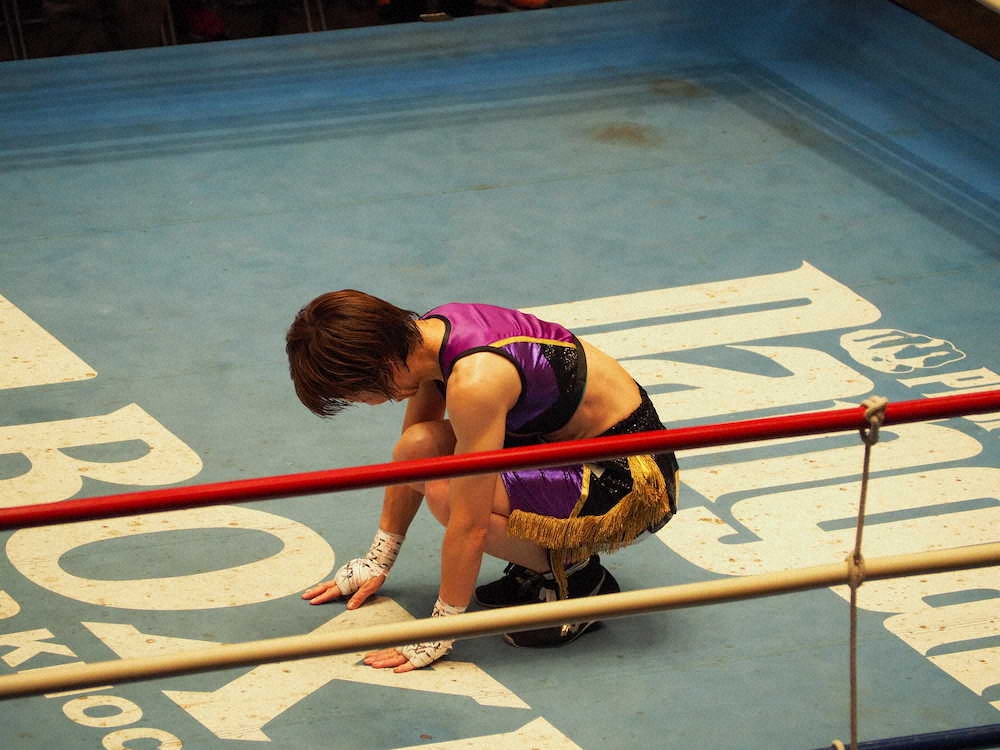 引退試合を白星で飾った元WBO女子世界ミニマム級王者・江畑佳代子は、別れを惜しむように両手でキャンバスに触れる
