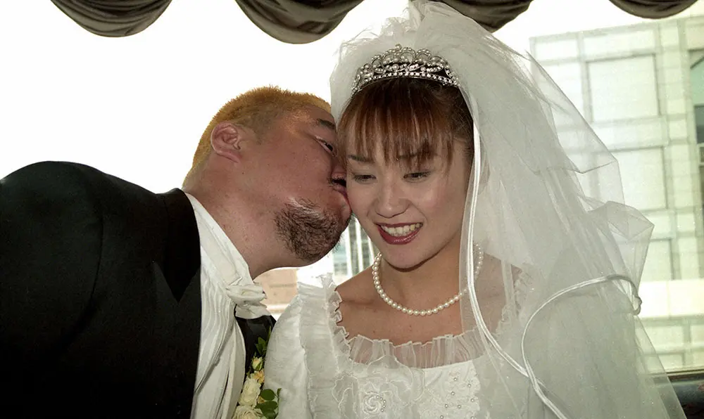 1998年、結婚式を挙げた非道さんと工藤めぐみさん