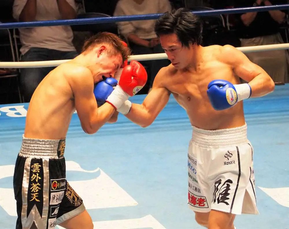 ＜日本ライト級挑戦者決定戦＞利川聖隆（左）に右アッパーを浴びせる鈴木雅弘