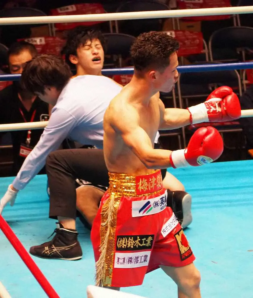 ＜東日本新人王バンタム級準決勝＞森朝登（左上）を2回TKOで下した梅津奨利
