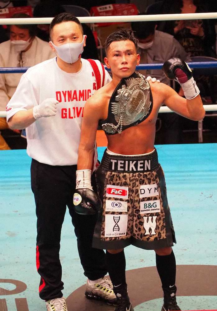 9回TKO勝ちで新王者となった岩田（右）と粟生トレーナー　