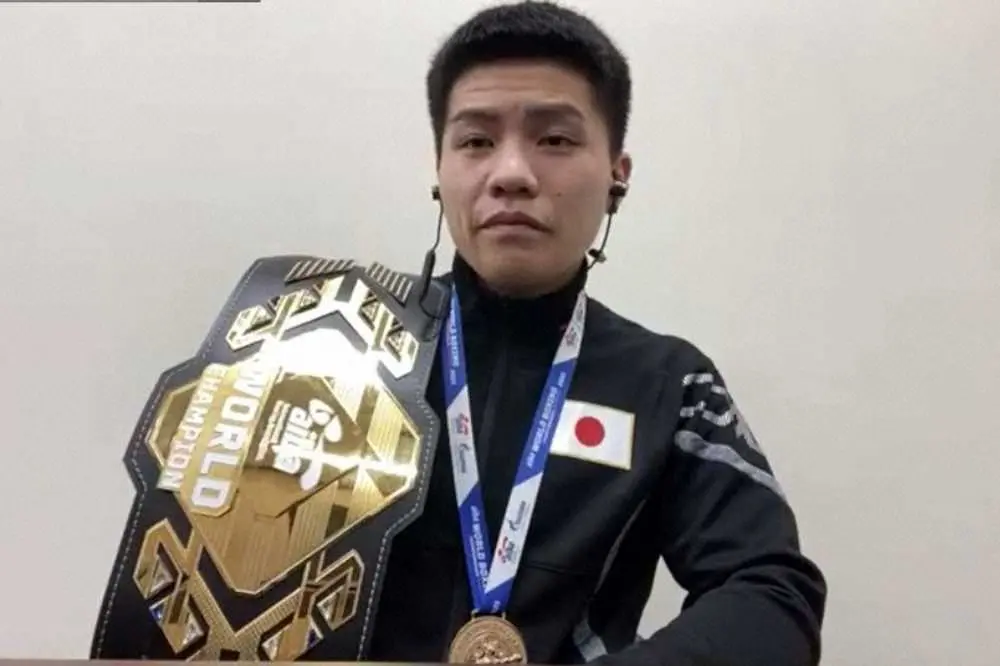 【画像・写真】ボクシングW世界一の2人が会見　坪井「引退覚悟で臨んだ」岡澤「厳密には日本勢2番手で悔しい」