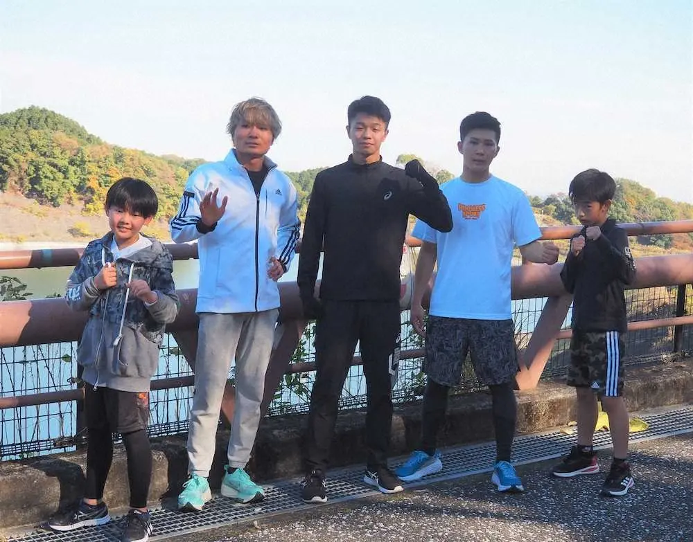 【画像・写真】「ボクシングスクールFist（フィスト）」の子供らと城山湖周辺で走り込みを行った（左から）山下瞬、熊谷祐哉、中谷潤人、斎藤哲平、石川創琉　