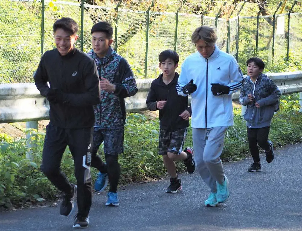 静岡県熱海市の「ボクシングスクールFist（フィスト）」の子供たちと坂道を走り込む中谷潤人（左）　