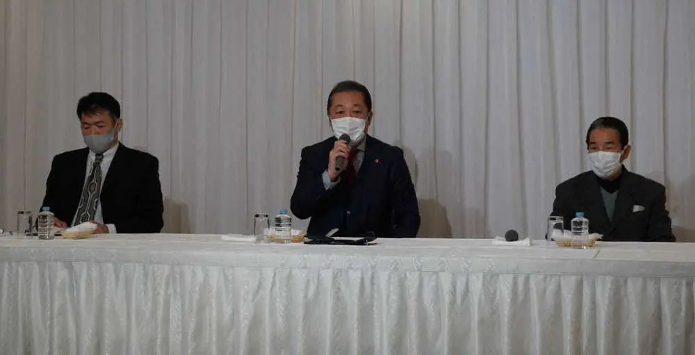 大阪市内で会見した（左から）BMBジムの寺地永会長、真正ジムの山下正人会長、緑ジムの松尾敏郎会長