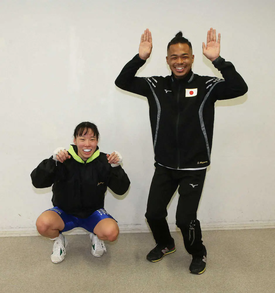 ＜2021全日本ボクシング選手権大会＞カエルのポーズをして笑顔の入江と岡沢（右）（撮影・西海健太郎）