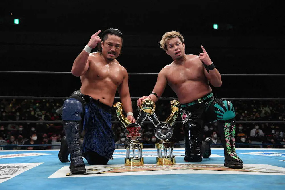 優勝した後藤、YOSHI―HASHI（右）組（提供　新日本プロレス）