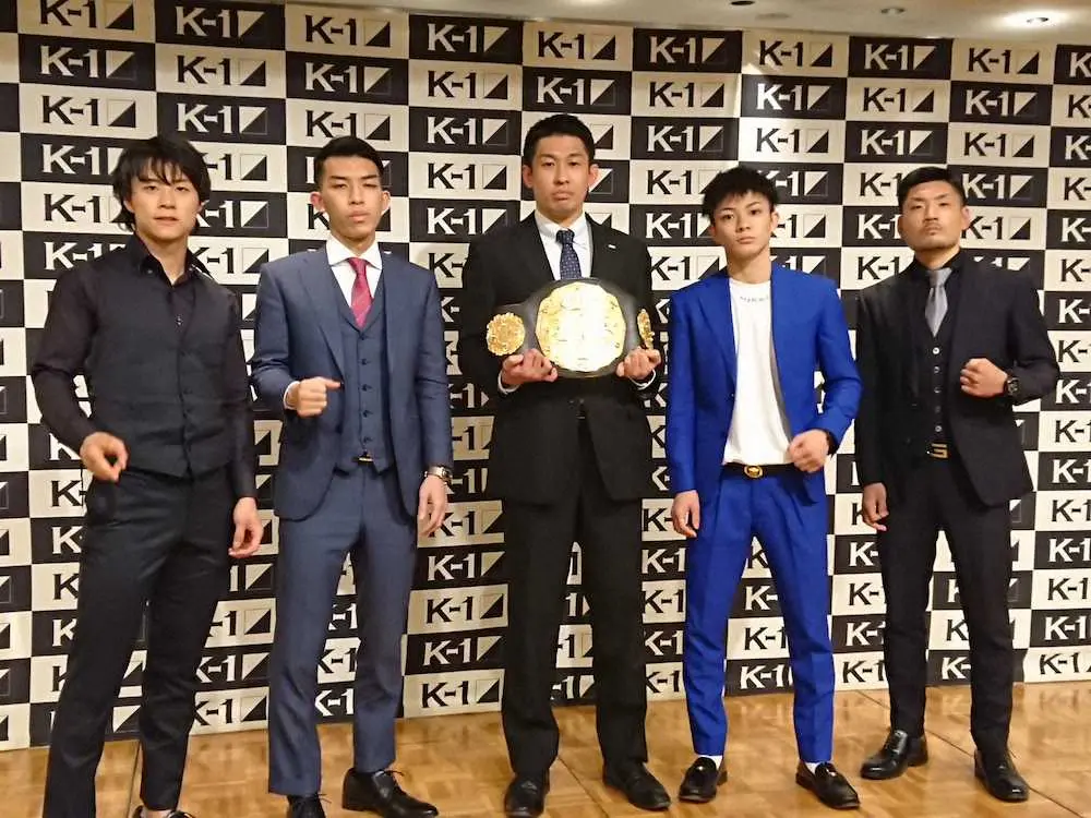 第3代K－1スーパーバンタム級王者決定トーナメントに出場する（左から）金子晃大、璃明武、K－1中村拓己プロデューサー、玖村将史、佐々木洵樹