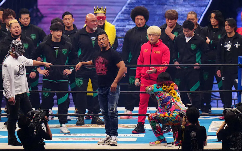 ＜新日本プロレス＞リングをジャックしたノア・拳王（中央右）は鷹木（中央）を挑発する（撮影・島崎　忠彦）
