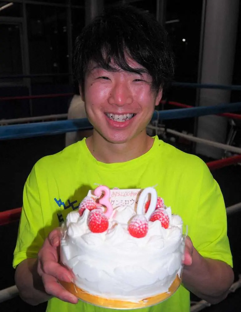 30歳の誕生日を迎えた寺地拳四朗はバースデーケーキを手に笑顔 スポニチ Sponichi Annex 格闘技