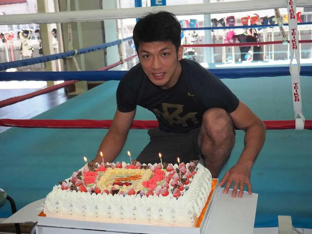 36歳の誕生日を迎えた村田諒太はバースデーケーキを前に笑顔