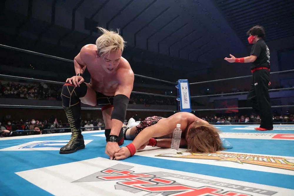 【画像・写真】オカダ・カズチカ、内藤との激闘制した！猪木氏バースデーに贈る2度目防衛「新日のリングで待ってます」