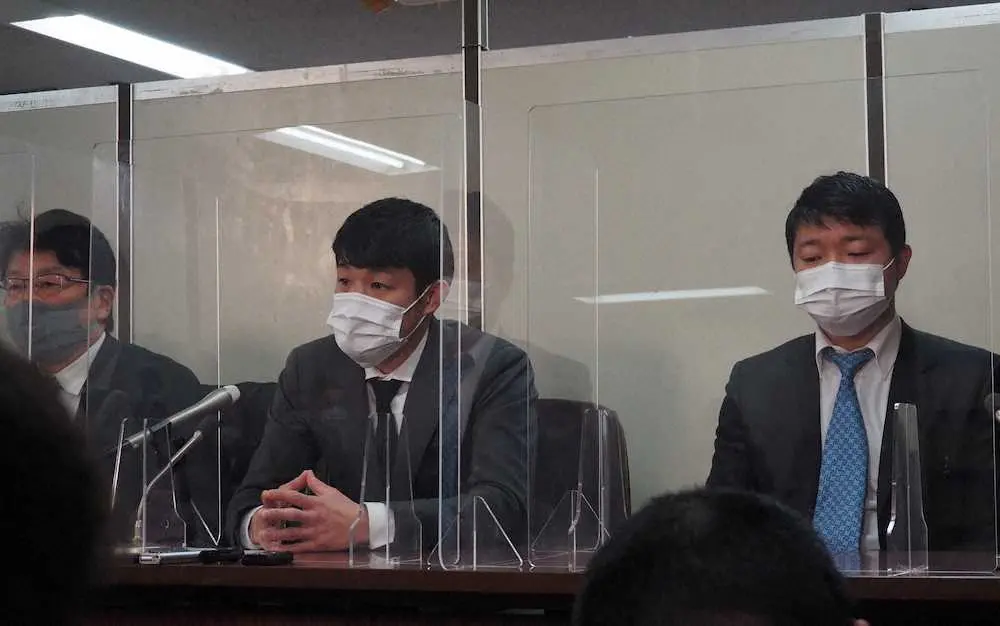 高裁判決を受け会見した時の亀田興毅氏（中央）。左は北村晴男弁護士、右は次男の大毅氏