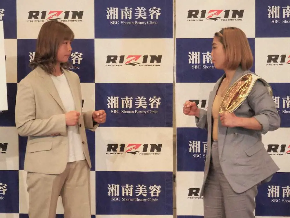 「RIZIN.35」での対戦が決まり、フェースオフする浅倉カンナ（左）とSARAMI