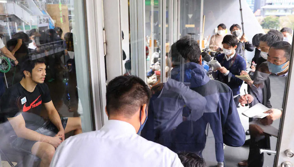 村田諒太（左）は、公開練習を終えバルコニーにいる報道陣と窓を挟んで話す（代表撮影）