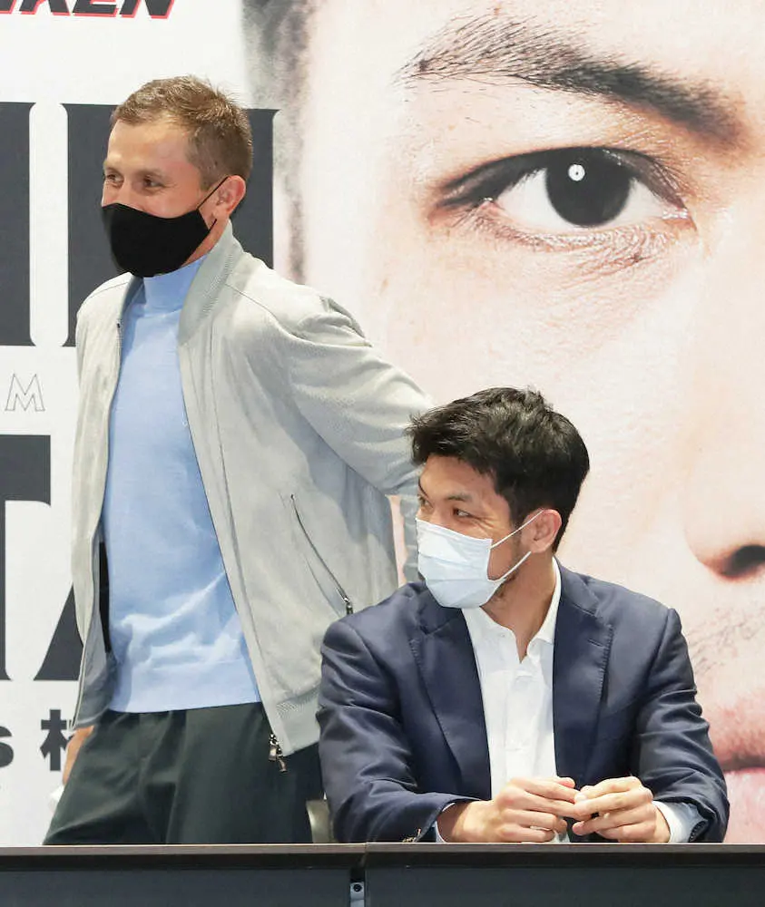 WBA、IBF世界ミドル級王座統一戦の会見に臨むゴロフキン（左）は村田諒太の後方を笑顔で登壇する