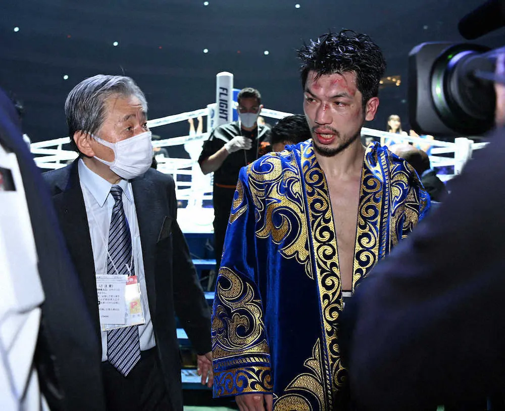 試合後、ゲンナジー・ゴロフキンに敗れ引き揚げる村田諒太。左は帝拳ジムの本田明彦会長　